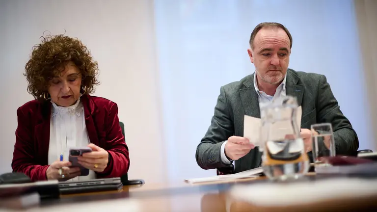 Yolanda Ib&aacute;&ntilde;ez y Javier Esparza, de UPN, minutos antes de comenzar la Mesa y Junta. PABLO LASAOSA