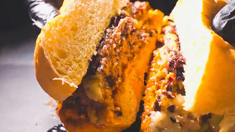 Hamburguesa 'Kojonuda' que contiene carne con chistorra y una salsa con reducción de pacharán con naranja. lamejorhamburguesa.com