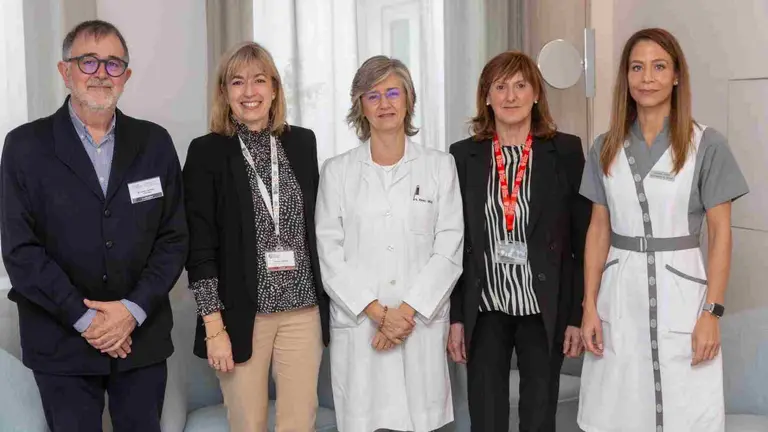 Javier Iglesias, auditor de P&euml;tri; Dra. Mar&iacute;a Cruz Rodr&iacute;guez Oroz, directora de la Unidad de Trastornos del Movimiento de la Cl&iacute;nica Universidad de Navarra; Juana Labiano, Marisa Salinas y Cristina Gordo, del Servicio de Calidad de la Cl&iacute;nica. CL&Iacute;NICA UNIVERSIDAD DE NAVARRA