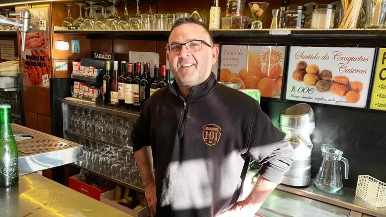 Jos&eacute; Mar&iacute;a Garc&iacute;a 'Chema' Montoya en el bar restaurante 101 de Berriozar. Navarra.com.