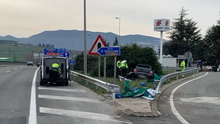 La Guardia Civil atiende un accidente de tr&aacute;fico en Tajonar. GUARDIA CIVIL