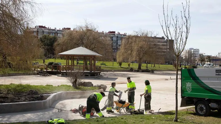 Las labores de limpieza y mantenimiento del lago del parque Yamaguchi de Pamplona incluyen la retirada de las pasarelas de madera deterioradas. AYUNTAMIENTO DE PAMPLONA