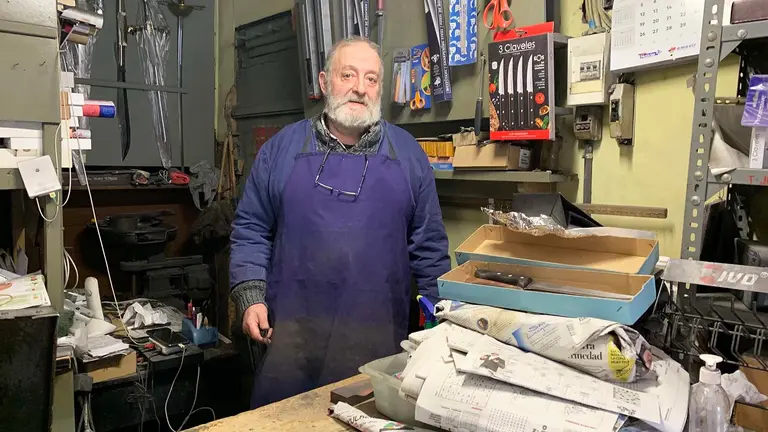 Juan Carlos Caneda en la cuchiller&iacute;a de Pamplona que lleva su apellido. Navarra.com