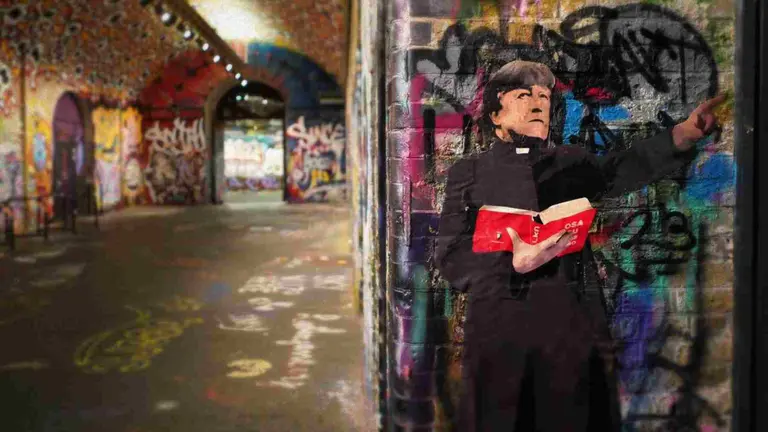 El predicador, la obra de LKN que muestra a Enrique Mart&iacute;n Monreal predicando osasunismo en el Bansky Tunnel de Londres. CEDIDA