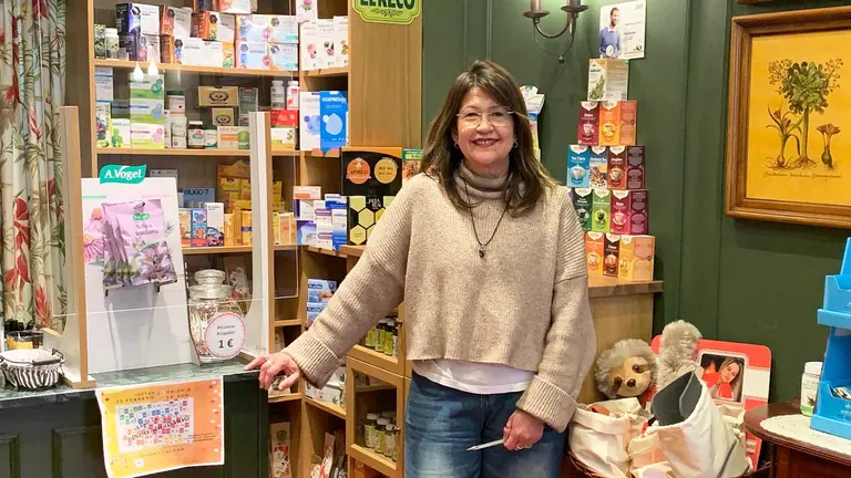 Rosaura Hern&aacute;ndez en la herborister&iacute;a Luc&iacute;a en la calle Sancho el Mayor de Pamplona. Navarra.com