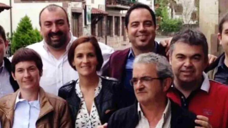 Koldo Garc&iacute;a abrazado a Ram&oacute;n Alz&oacute;rriz, en una foto en la que aparecen Mar&iacute;a Chivite y Santos Cerd&aacute;n.