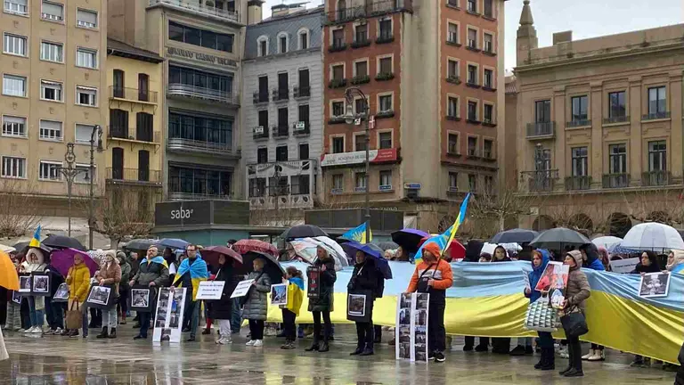 La comunidad ucraniana en Pamplona se ha manifestado en el d&iacute;a en el que se cumplen dos a&ntilde;os de la invasi&oacute;n de Ucrania por parte de Rusia. CEDIDA