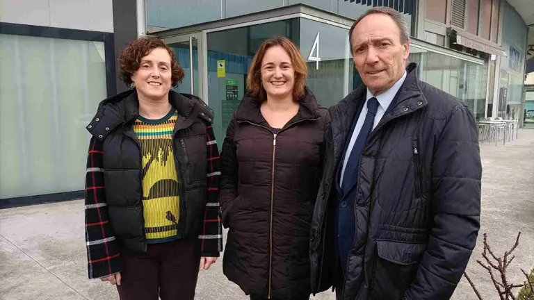 El exjugador de Osasuna, Javier Casta&ntilde;eda junto a sus hijas Mar&iacute;a y Natalia. CEDIDA