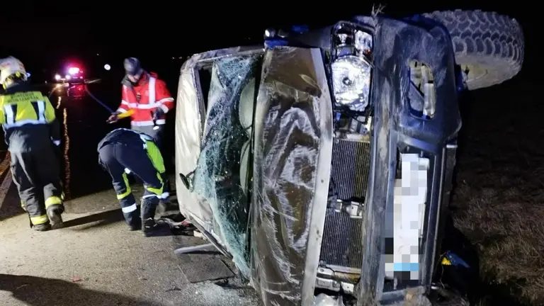 Herido con pron&oacute;stico reservado tras sufrir una salida de v&iacute;a y volcar en Ororbia