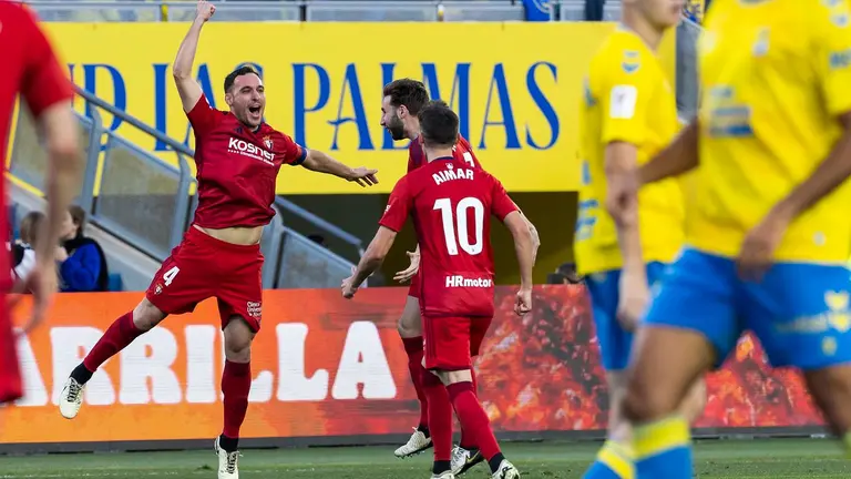 El defensa de Osasuna Unai Garc&iacute;a (i) celebra tras marcar ante Las Palmas, durante el partido de Liga que UD Las Palmas y CA Osasuna disputan este domingo en el estadio de Gran Canaria. EFE/Quique Curbelo