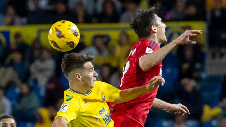 El jugador de Las Palmas Mika M&aacute;rmol (i) disputa la pelota ante Budimir (d), de Osasuna, durante el partido de Liga que UD Las Palmas y CA Osasuna disputan este domingo en el estadio de Gran Canaria. EFE/Quique Curbelo