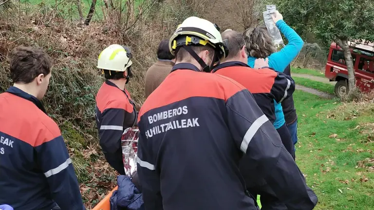 Momento en el que los bomberos rescatan al conductor herido. BOMBEROS DE NAVARRA