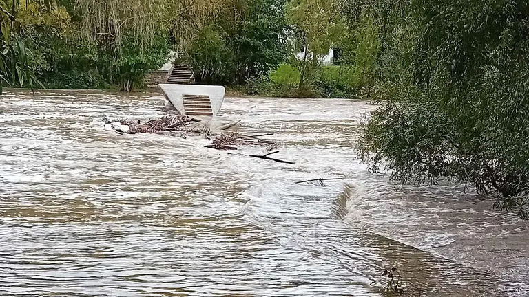 Fotograf&iacute;a de las pasarelas del r&iacute;o Arga en Pamplona tras el temporal de lluvia. POLIC&Iacute;A MUNICIPAL DE PAMPLONA