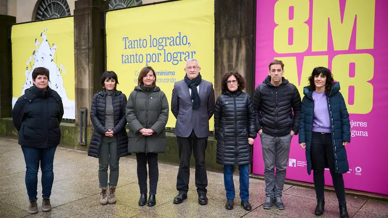 El vicepresidente primero y consejero de Presidencia e Igualdad, Funci&oacute;n P&uacute;blica e Interior, F&eacute;lix Taberna, y la directora gerente del Instituto Navarro para la Igualdad, Patricia Abad, presentan la campa&ntilde;a institucional del Gobierno de Navarra organizada con motivo del 8-M, D&iacute;a Internacional de la Mujer. PABLO LASAOSA