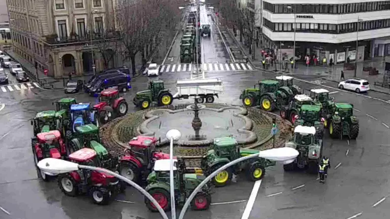 Los tractores vuelven a colapsar el centro de Pamplona. EUROPA PRESS