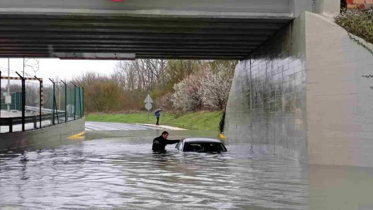 Un coche atrapado en una balsa de agua en el puente de Landaben, en la NA-30. BOMBEROS DE NAVARRA
