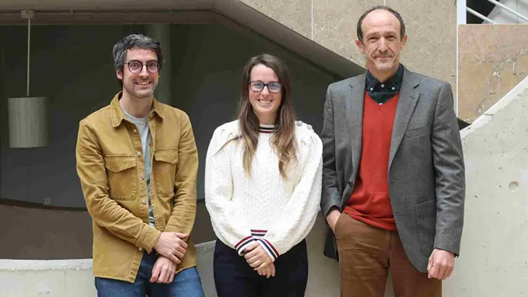 Miguel Araiz, Leyre Catal&aacute;n y David Astrain, en el campus de Arrosadia, en Pamplona, ya de vuelta de la Ant&aacute;rtida. UPNA