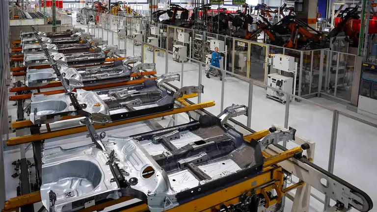 El presidente de Volkswagen Navarra, Michael Hobusch, ha asegurado este martes, en un acto de presentaci&oacute;n del nuevo modelo T-Cross que se produce en la factor&iacute;a de Pamplona en exclusiva para toda Europa, que "el camino hacia la electrificaci&oacute;n no solo est&aacute; dise&ntilde;ado, sino que ya es una realidad imparable entre nosotros". EFE/ Villar L&oacute;pez