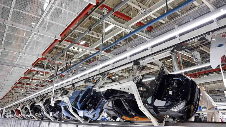 El presidente de Volkswagen Navarra, Michael Hobusch, ha asegurado este martes, en un acto de presentaci&oacute;n del nuevo modelo T-Cross que se produce en la factor&iacute;a de Pamplona en exclusiva para toda Europa, que "el camino hacia la electrificaci&oacute;n no solo est&aacute; dise&ntilde;ado, sino que ya es una realidad imparable entre nosotros". EFE/ Villar L&oacute;pez