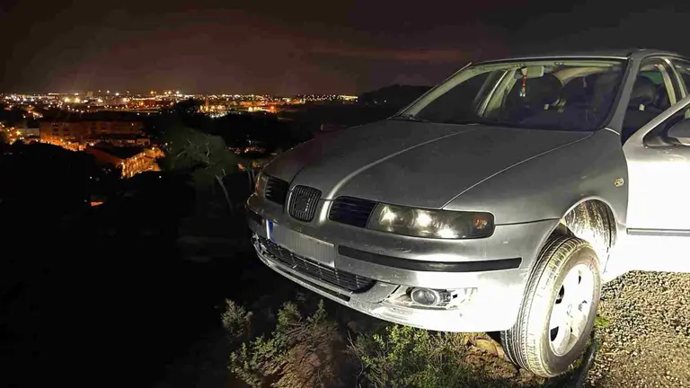 El coche qued&oacute; con las ruedas delanteras suspendidas en el aire tras el accidente. POLIC&Iacute;A LOCAL DE TUDELA