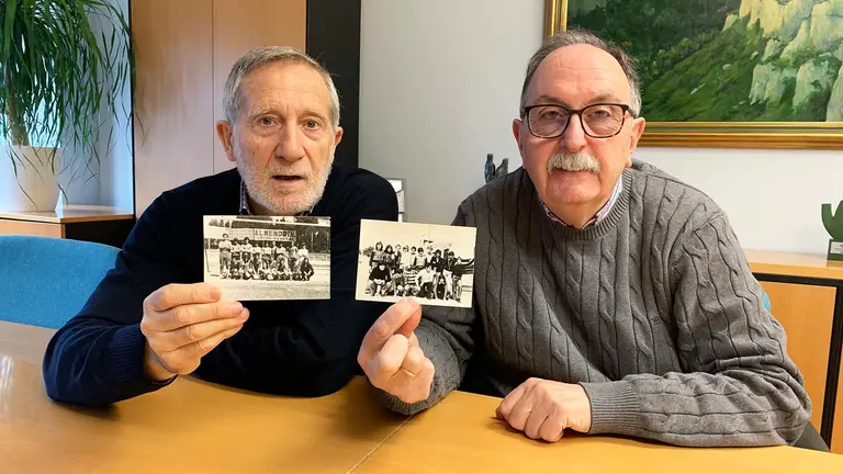 Jes&uacute;s Larri&oacute;n y Javier Muruzabal muestran fotos del equipo Mar&iacute;a Ana Sanz de 1974. Navarra.com
