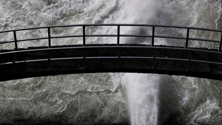 El pantano de Eugi suelta agua al rio Arga tras las intensas lluvias de estos días, los niveles de preemergencia y emergencia del Plan de Inundaciones activados este martes se irán desactivando durante esta jornada de miércoles en Navarra, mientras el pico del río Ebro llegará a Tudela a las 2:30 horas de la madrugada. A lo largo de este miércoles ha ido volviendo poco a poco la normalidad a las zonas más afectadas por las crecidas de los ríos durante el martes y así se han ido desactivando los planes de emergencia y abriendo al tránsito paseos, caminos y aparcamientos próximos a los cauces como ha sucedido en poblaciones de la comarca de Pamplona. EFE/ Jesús Diges