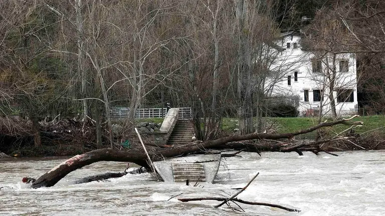 Un gran tronco de &aacute;rbol permanece atravesado sobre las pasarelas del rio Arga, tras las intensas lluvias de estos d&iacute;as que ha aumentado considerablemente su caudal. Los niveles de preemergencia y emergencia del Plan de Inundaciones activados este martes se ir&aacute;n desactivando durante esta jornada de mi&eacute;rcoles en Navarra, mientras el pico del r&iacute;o Ebro llegar&aacute; a Tudela a las 2:30 horas de la madrugada. A lo largo de este mi&eacute;rcoles ha ido volviendo poco a poco la normalidad a las zonas m&aacute;s afectadas por las crecidas de los r&iacute;os durante el martes y as&iacute; se han ido desactivando los planes de emergencia y abriendo al tr&aacute;nsito paseos, caminos y aparcamientos pr&oacute;ximos a los cauces como ha sucedido en poblaciones de la comarca de Pamplona. EFE/ Jes&uacute;s Diges