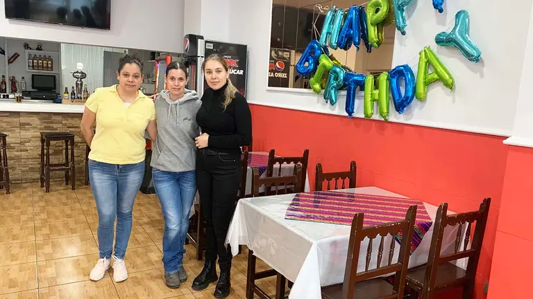 Las hermanas Mayela, Mirna y Alma Rosa Ramos en el restaurante Antojitos El Grillo de Pamplona. Navarra.com