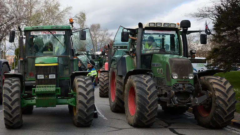 Varios tractores colapsan el tráfico en el Plaza de los Fueros de Pamplona en plena hora punta hasta que son convencidos por agentes de Policía Municipal de que abandonen el centro de la ciudad, durante la cuarta semana de protestas por la situación del sector agrícola y ganadero en Navarra. IÑIGO ALZUGARAY