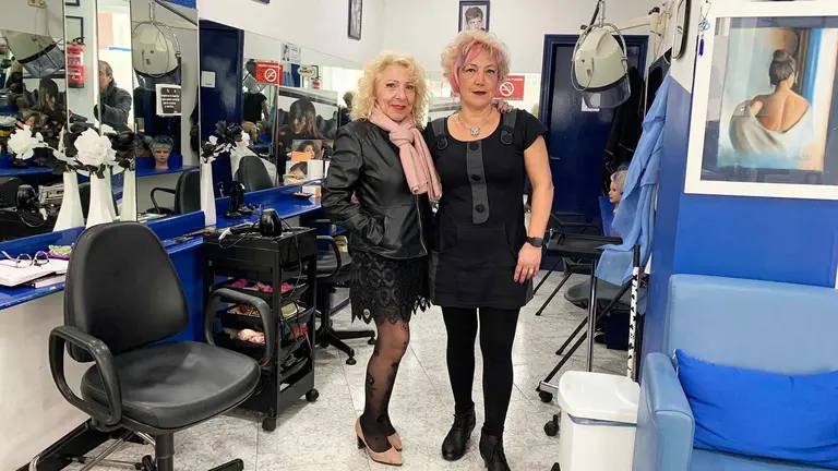 Las hermanas Amparo y Beatriz G&oacute;mez Zudaire en la peluquer&iacute;a Betty de Pamplona. Navarra.com