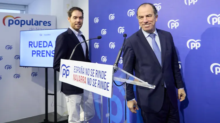 El diputado del Partido Popular por Navarra, Sergio Sayas, acompa&ntilde;ado por el tambi&eacute;n diputado popular por Navarra, Carlos Garc&iacute;a Adanero, valora la actualidad pol&iacute;tica y su repercusi&oacute;n en la Comunidad foral y hace balance de los 100 primeros d&iacute;as de Pedro S&aacute;nchez al frente del Gobierno de Espa&ntilde;a. I&Ntilde;IGO ALZUGARAY