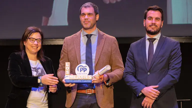 Javier Garc&iacute;a (PPN) recoge un premio en Murcia. CEDIDA