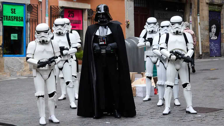 Rodaje del vídeo promocional 'La Fuerza Contra el Cáncer' de la Asociación Española contra el Cáncer en Navarra con personajes de Star Wars por las calles de Pamplona. IÑIGO ALZUGARAY