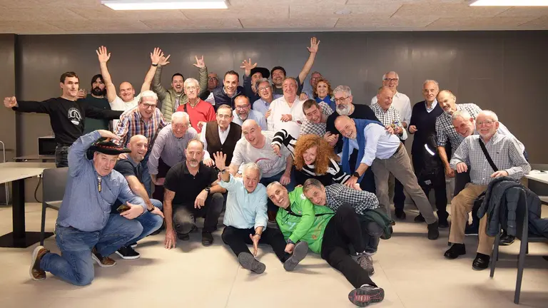 Foto de grupo en el 45 torneo de Mus del club Oberena en Pamplona. Cedida.