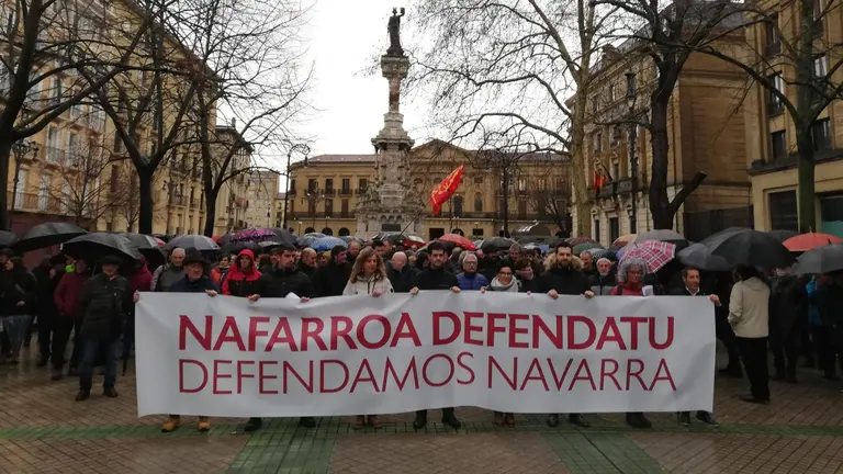 Manifestaci&oacute;n de alcaldes en Pamplona a favor de la transferencia de Tr&aacute;fico para Navarra. CEDIDA