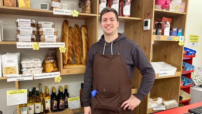 Ferm&iacute;n Sanz en su tienda de pastas de la calle Mart&iacute;n de Azpilcueta 13 en Pamplona.