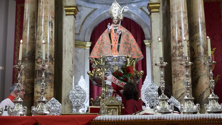 Misa correspondiente al tercer peldaño de la escalera de 2024 en la capilla de San Fermín de iglesia de San Lorenzo en la que se ha homenajeado a Hermandad de la Pasión del Señor de Pamplona. IÑIGO ALZUGARAY