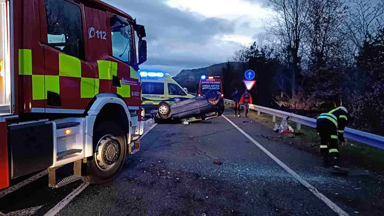 El coche qued&oacute; boca abajo ocupando uno de los carriles de la autov&iacute;a. BOMBEROS DE NAVARRA