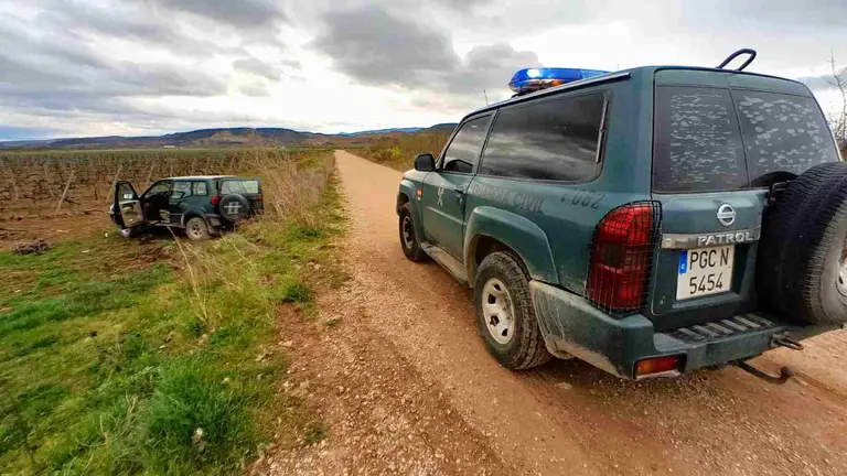 El coche cay&oacute; al barranco tras chocar con una acequia. GUARDIA CIVIL