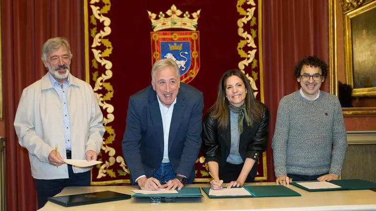 El alcalde de Pamplona, Joseba Asiron (EH Bildu), Koldo Mart&iacute;nez (Geroa Bai) y Txema Maule&oacute;n (Contigo Zurekin), como representantes del gobierno municipal, y Marina Curiel (PSN-PSOE), firman el acuerdo alcanzado por las cuatro formaciones que permitir&aacute; la aprobaci&oacute;n de los presupuestos del Ayuntamiento de Pamplona para 2024. I&Ntilde;IGO ALZUGARAY