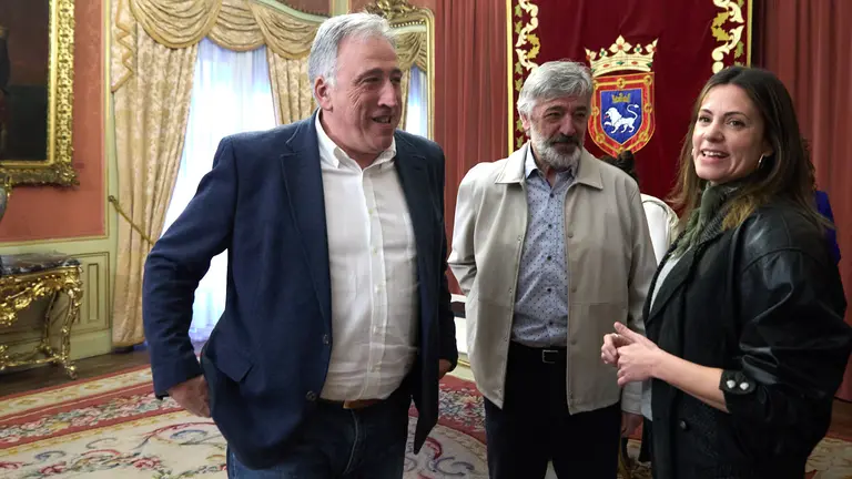 El alcalde de Pamplona, Joseba Asiron (EH Bildu), Koldo Mart&iacute;nez (Geroa Bai) y Txema Maule&oacute;n (Contigo Zurekin), como representantes del gobierno municipal, y Marina Curiel (PSN-PSOE), firman el acuerdo alcanzado por las cuatro formaciones que permitir&aacute; la aprobaci&oacute;n de los presupuestos del Ayuntamiento de Pamplona para 2024. I&Ntilde;IGO ALZUGARAY