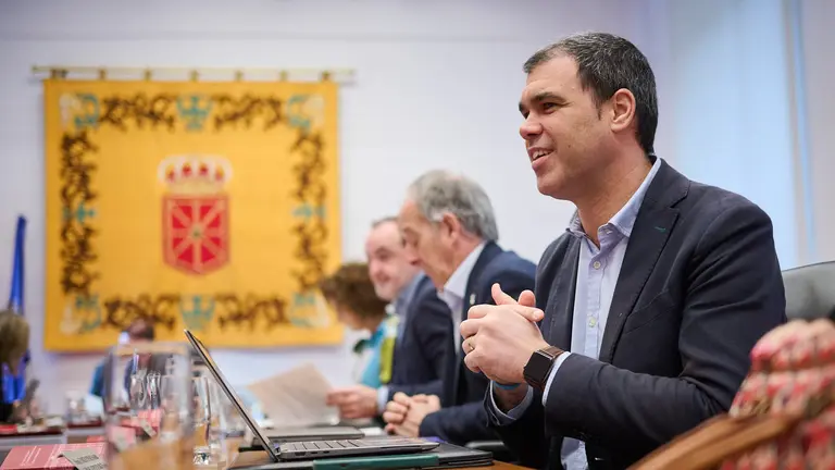 Javier Garc&iacute;a, del PP, minutos antes de comenzar la Mesa y Junta. PABLO LASAOSA