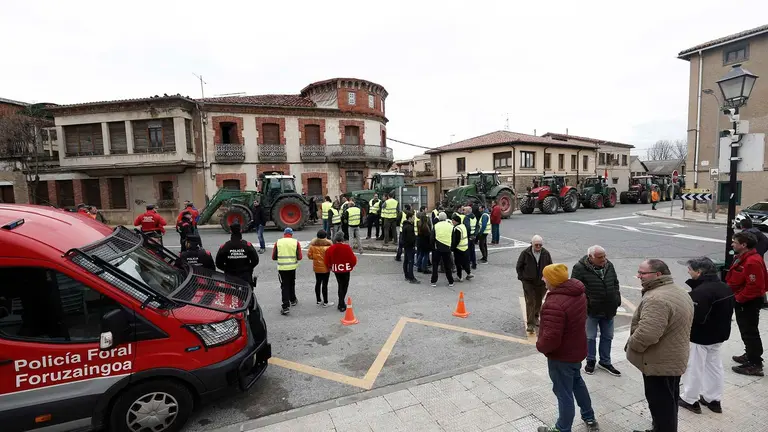 Los agricultores han llevado sus protestas a la localidad navarra de Olite, donde este lunes se celebra la asamblea anual de la Eurorregi&oacute;n con la presencia de la presidenta de Navarra, Mar&iacute;a Chivite, el lehendakari del Gobierno Vasco, I&ntilde;igo Urkullu, y el presidente de Nueva Aquitania, Alain Rousset. Antes de la llegada de las autoridades, un grupo de agricultores con sus tractores han comenzado a congregarse en una de las entradas de Olite, sin llegar a bloquearla en su totalidad, por lo que las autoridades han podido acceder al centro de Olite sin mayores incidencias. All&iacute; se ha desplegado un importante dispositivo policial integrado por agentes de la Polic&iacute;a Foral y de la Guardia Civil. EFE/ Jes&uacute;s Diges