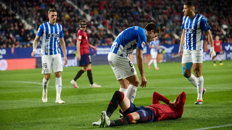 Ander Guevara (6. Deportivo Alaves) y Kike Barja (11. CA Osasuna) durante el partido de La Liga EA Sports entre CA Osasuna y Deportivo Alav&eacute;s disputado en el estadio de El Sadar en Pamplona. I&Ntilde;IGO ALZUGARAY