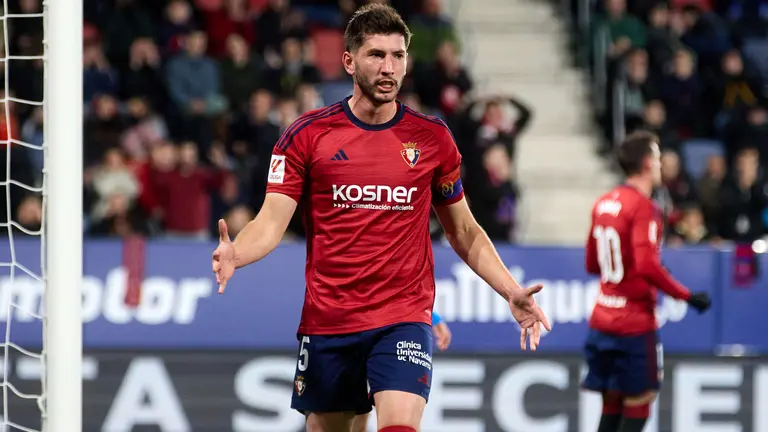 David García (5. CA Osasuna) durante el partido de La Liga EA Sports entre CA Osasuna y Deportivo Alavés disputado en el estadio de El Sadar en Pamplona. IÑIGO ALZUGARAY
