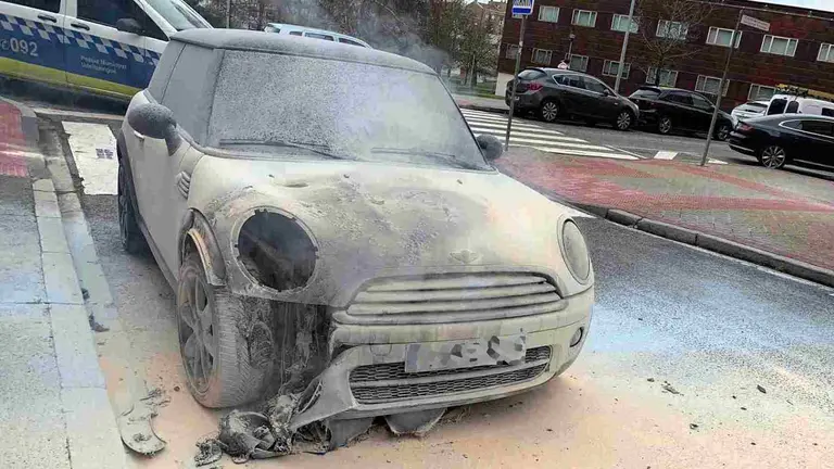 El coche en llamas del barrio de Mendillorri de Pamplona qued&oacute; completamente calcinado en su parte delantera. POLIC&Iacute;A MUNICIPAL DE PAMPLONA