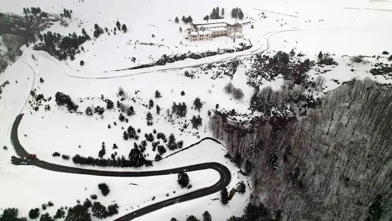 La carretera NA-137 Burgui-Isaba-Francia permanece cortada desde el kilómetro 47, Venta de Juan Pito, por aludes y en la NA-2000 Isaba-Zuriza hay un estrechamiento en la calzada a partir del kilómetro 8 por la nieve. La Agencia Estatal de Meteorología anuncia para este martes precipitaciones débiles en la mitad norte de Navarra, más intensas y persistentes cuanto más al norte y con alguna tormenta aislada en la vertiente cantábrica. Se esperan intervalos nubosos, más abundantes en el tercio norte, y claros en el extremo sur, tendiendo desde el final de la tarde a poco nuboso o despejado en una jornada con probabilidad de brumas, e incluso nieblas, en zonas de montaña en una jornada en la que cota de nieve se situará entre 900 y 1.200 metros. EFE/ Jesús Diges