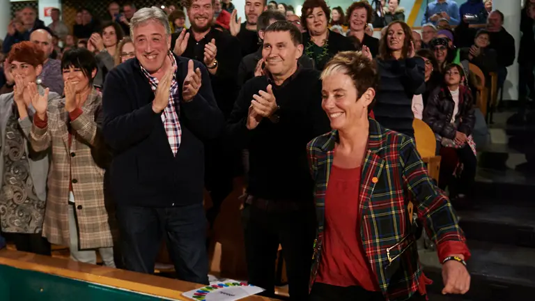 Joseba Asir&oacute;n, Arnaldo Otegui y Bel Pozueta en un acto de campa&ntilde;a electoral. PABLO LASAOSA