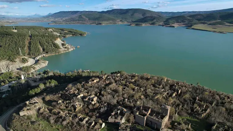 Aspecto actual que presenta el pantano de Yesa que ha visto incrementado de forma considerable su capacidad tras las intensas lluvias ca&iacute;das en los &uacute;ltimos d&iacute;as.  EFE/ Jes&uacute;s Diges