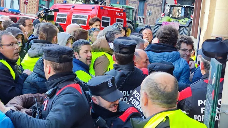 Enfrentamientos en la puerta del Parlamento de Navarra entre los agricultores y la Policía Foral. SERGIO LÓPEZ EGUÍLAZ